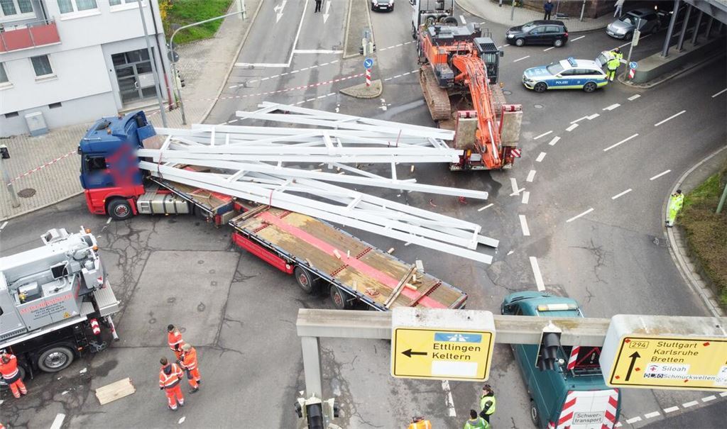 Stahlträger landen auf der Bundesstraße
