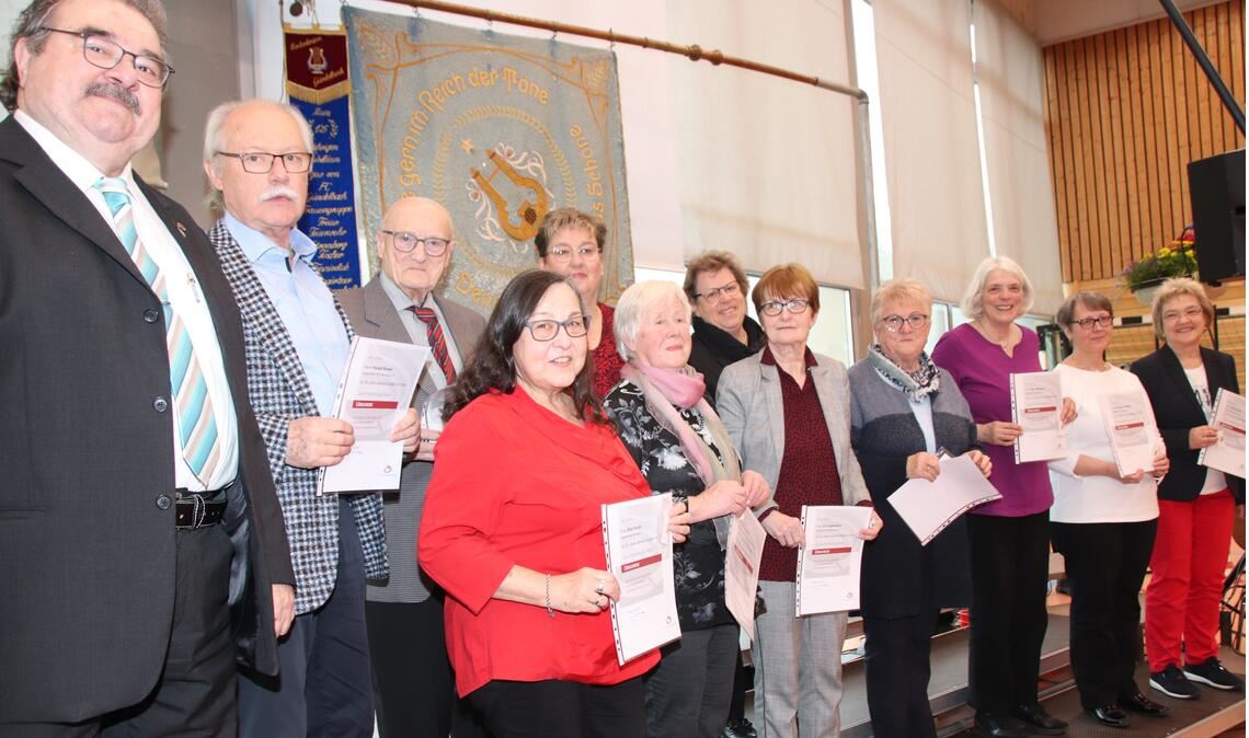 Jubilare aus Gesangvereinen beweisen: Singen hält jung