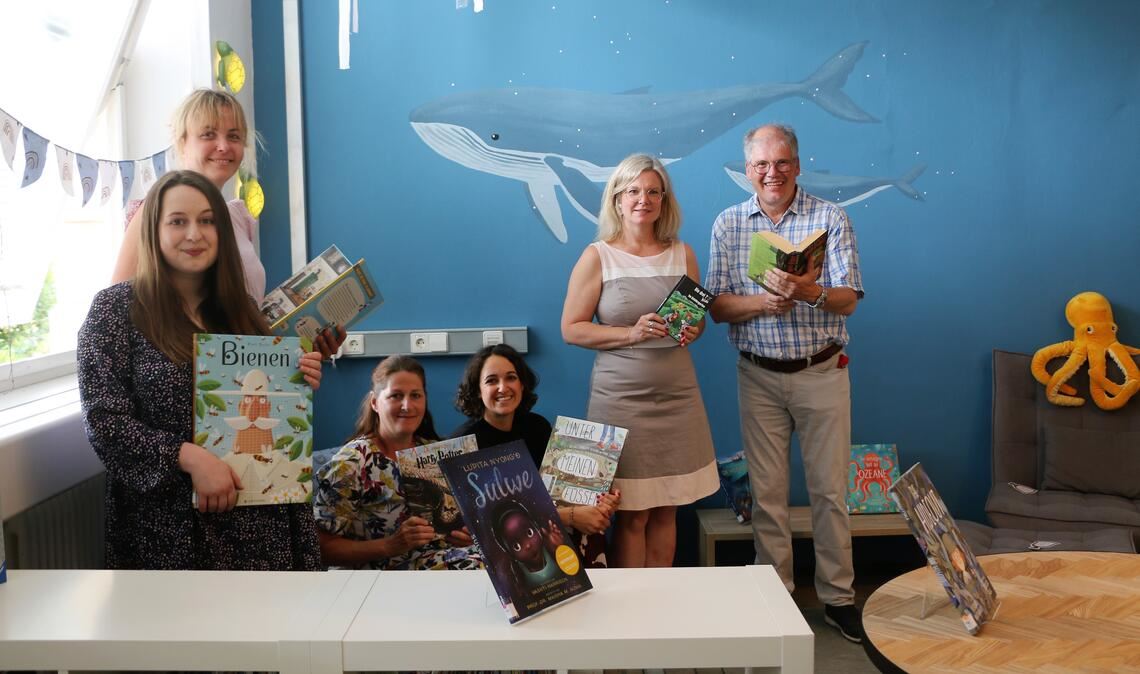 Eintauchen in ein Meer aus Büchern Eintauchen in ein Meer aus Büchern