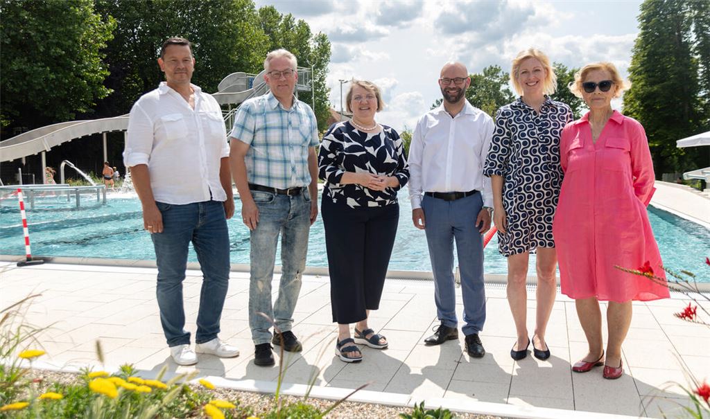 Beteiligte und Ehrengäste feiern Paul-Kieselmann-Bad