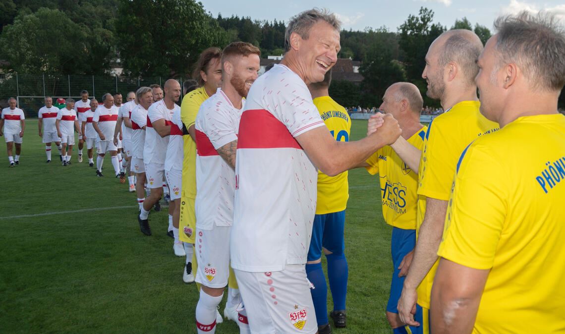 Nur Gewinner in Lomersheim Ex-Weltmeister Guido Buchwald führt das Team der VfB-Legenden an.
