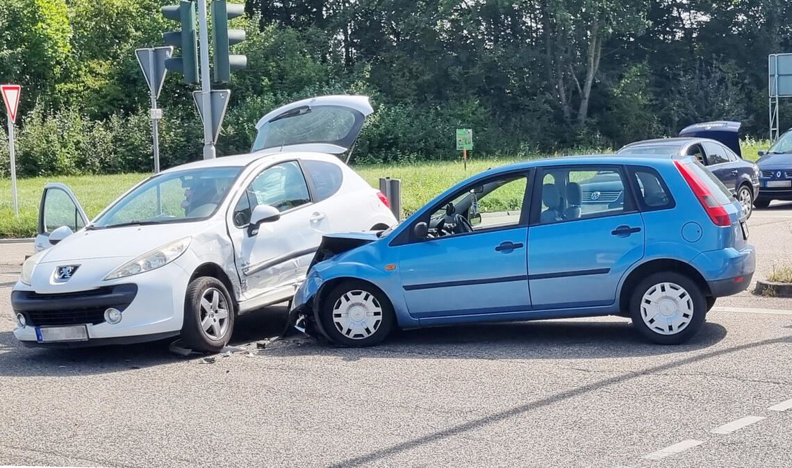 Zwei Autofahrerinnen bei Unfall auf der B10 verletzt