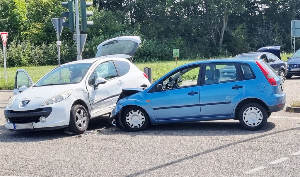 Zwei Autofahrerinnen bei Unfall auf der B10 verletzt