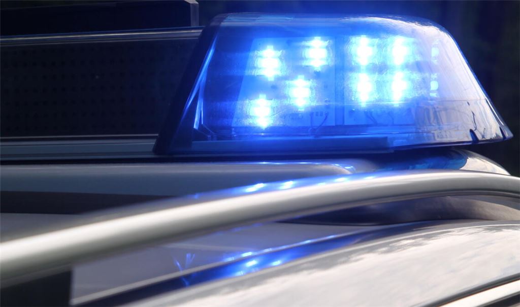 Schaufel eines Traktors trifft Mofa-Fahrer im Gesicht