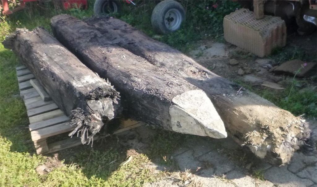 Sowohl hölzerne Brückenpfeiler als auch Bestandteile der König-Wilhelm-Brücke (re.) sind bei den Abbrucharbeiten ans Tageslicht befördert worden.  Fotos: Rapp