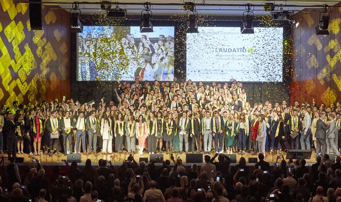 „Keine Angst vor KI“: Hochschule verabschiedet fast 500 Studierende