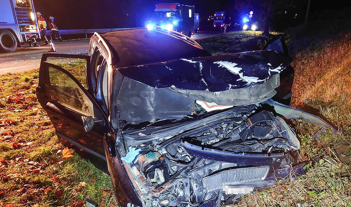 Zwei Menschen schweben nach Frontalzusammenstoß auf der B294 in Lebensgefahr