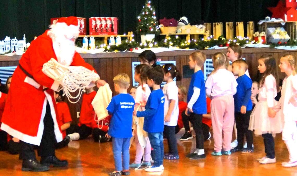 Nach seiner Tanzeinlage überreicht der Weihnachtsmann Geschenke.