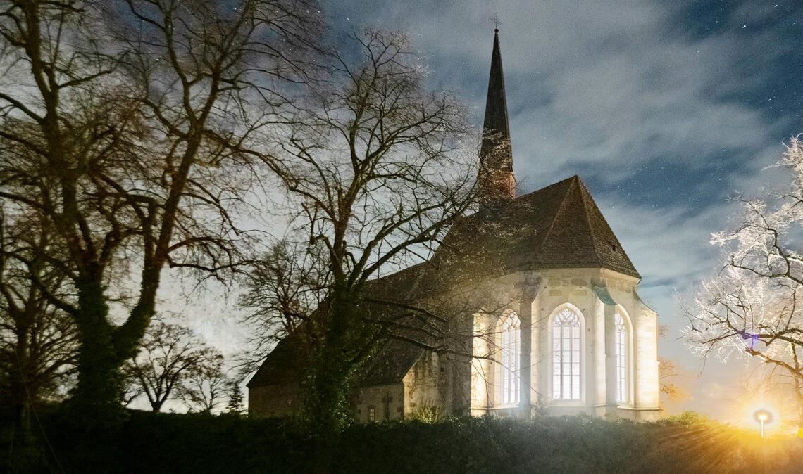 Fenster der Frauenkirche festlich hinterleuchtet
