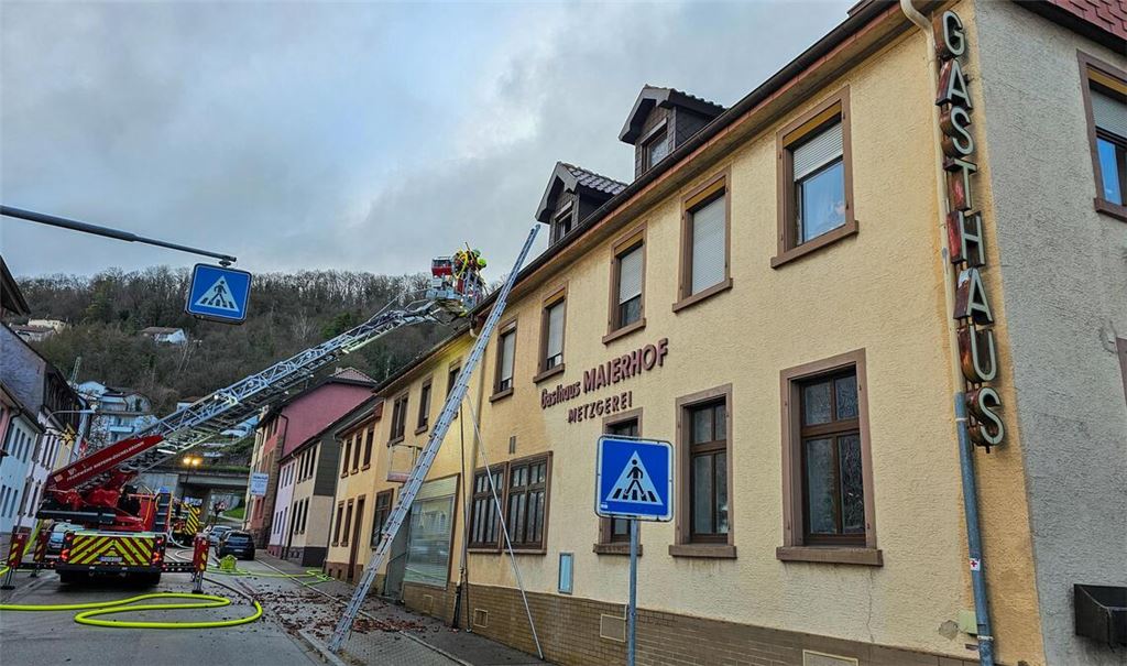 Feuerwehr löscht Brand in Gasthaus