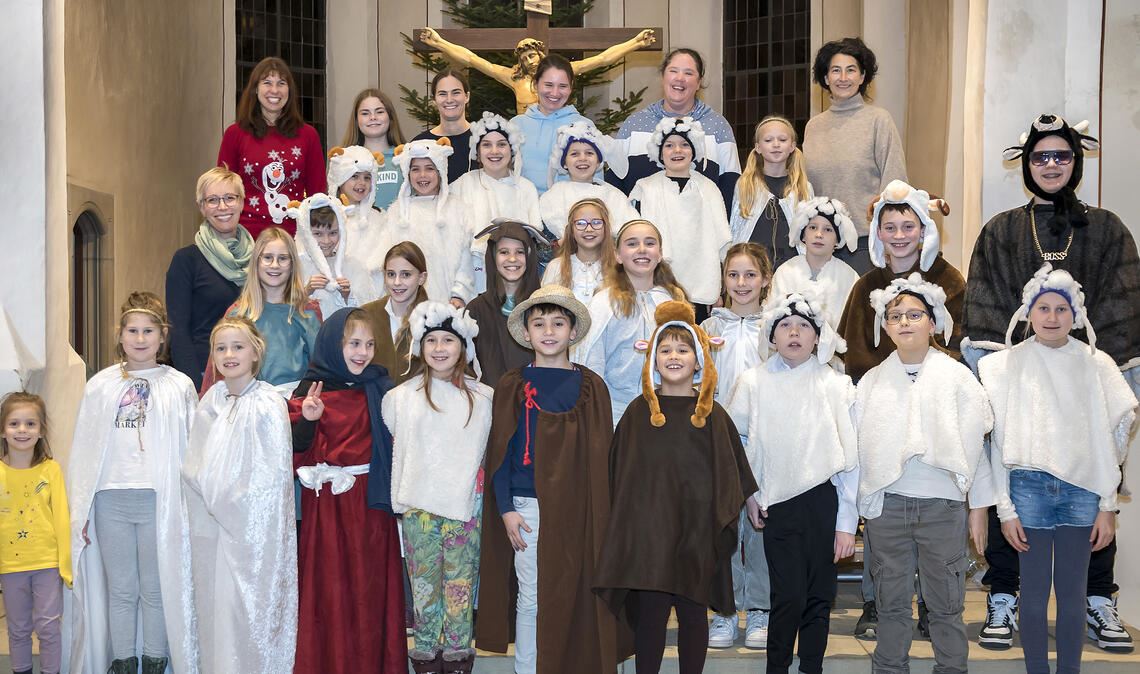 Kinder verbreiten in ihrem Musical eine weihnachtliche Botschaft