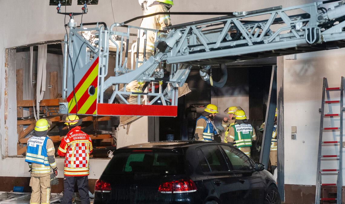 Feuerwehr löscht Brand in einer Werkstatt in Mühlacker