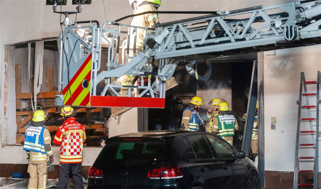 Feuerwehr löscht Brand in einer Werkstatt in Mühlacker