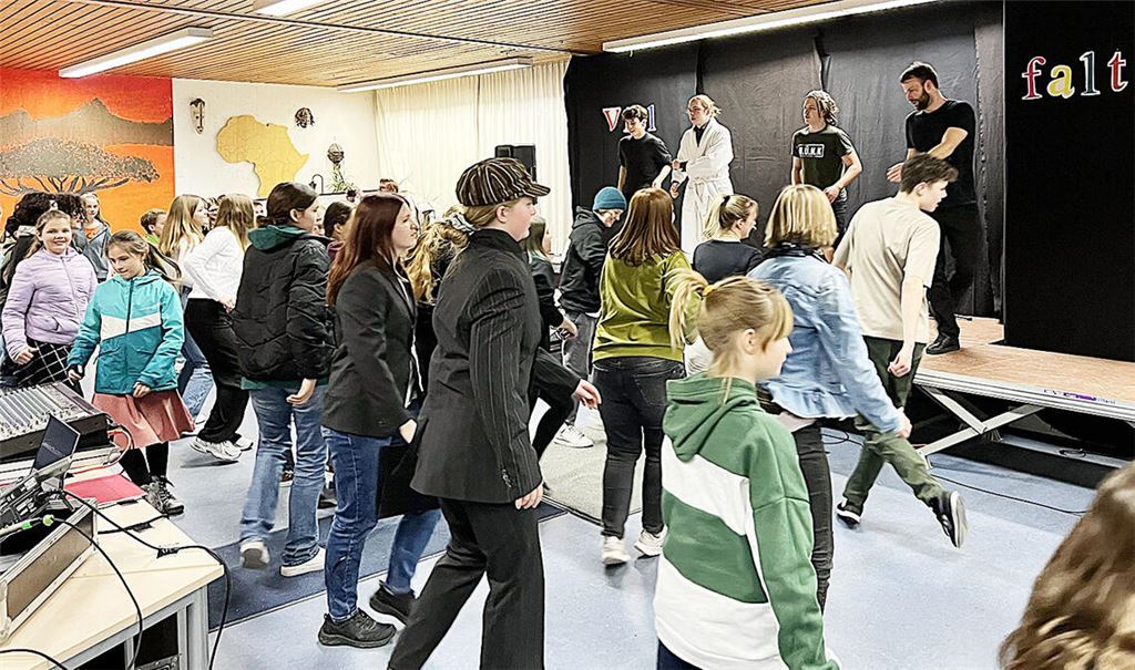 Gymnasiasten stellen ihre Vielfalt im „Kulturcafé“ vor