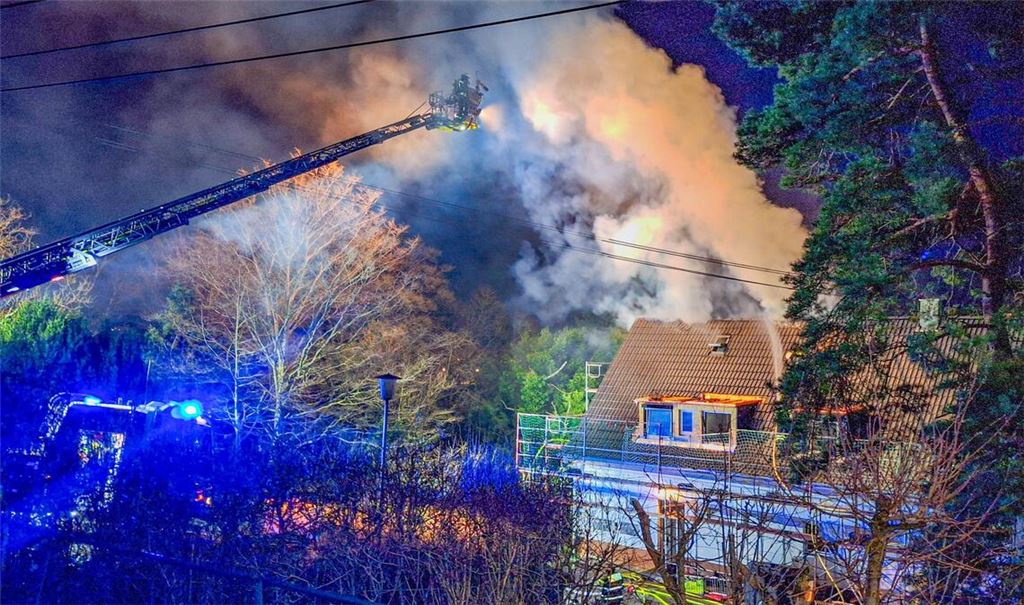 Dachstuhl von Doppelhaushälfte brennt
