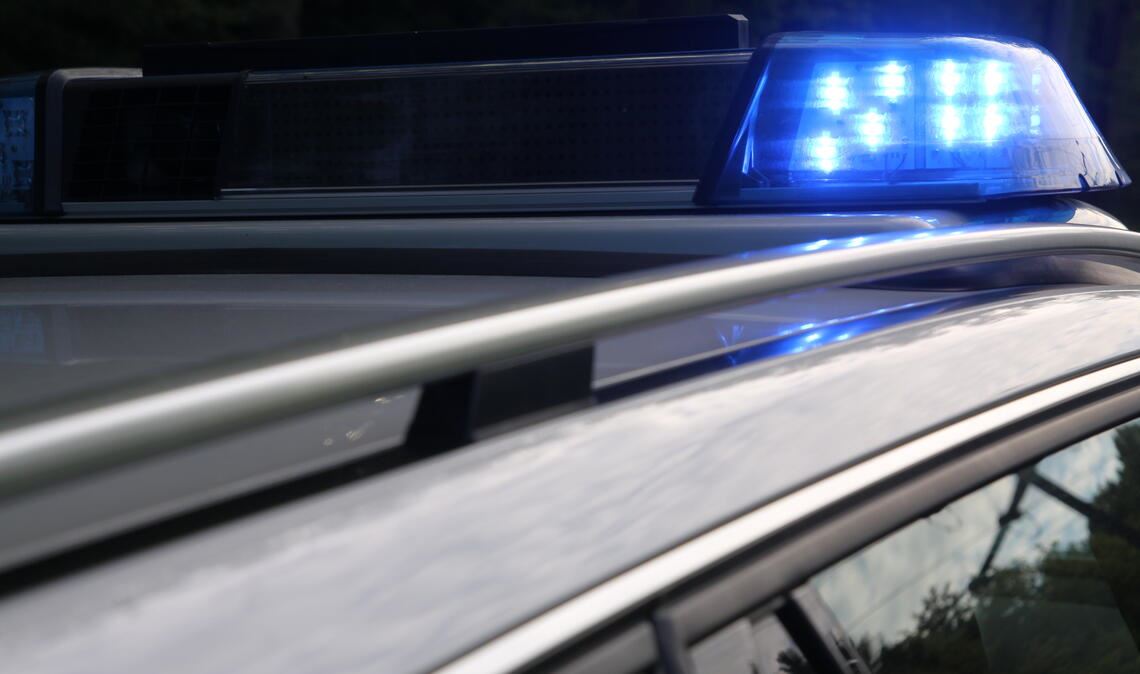 Porsche kracht in die Leitplanke