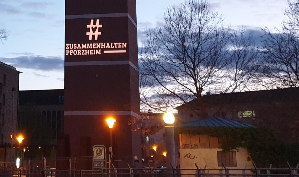 Kirchturm erstrahlt gegen die AfD