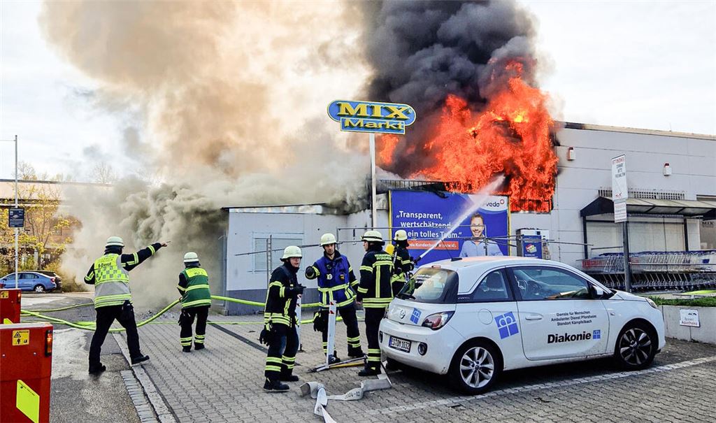 Großbrand in Haidach: Pkw-Brand greift auf Supermarkt über