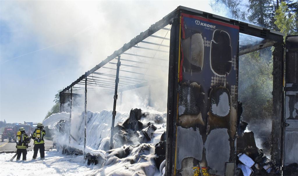Zwei brennende Lkw sorgen für Verkehrschaos auf der A8