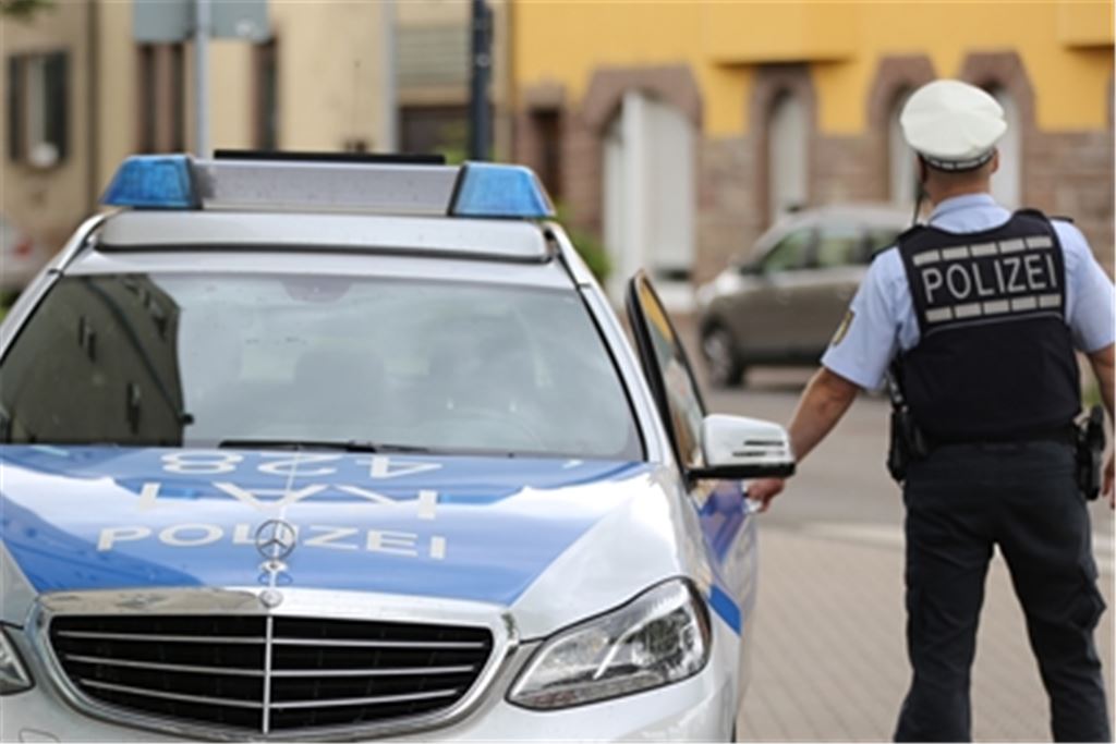 Einbrecher bedroht Polizisten mit Scherbe