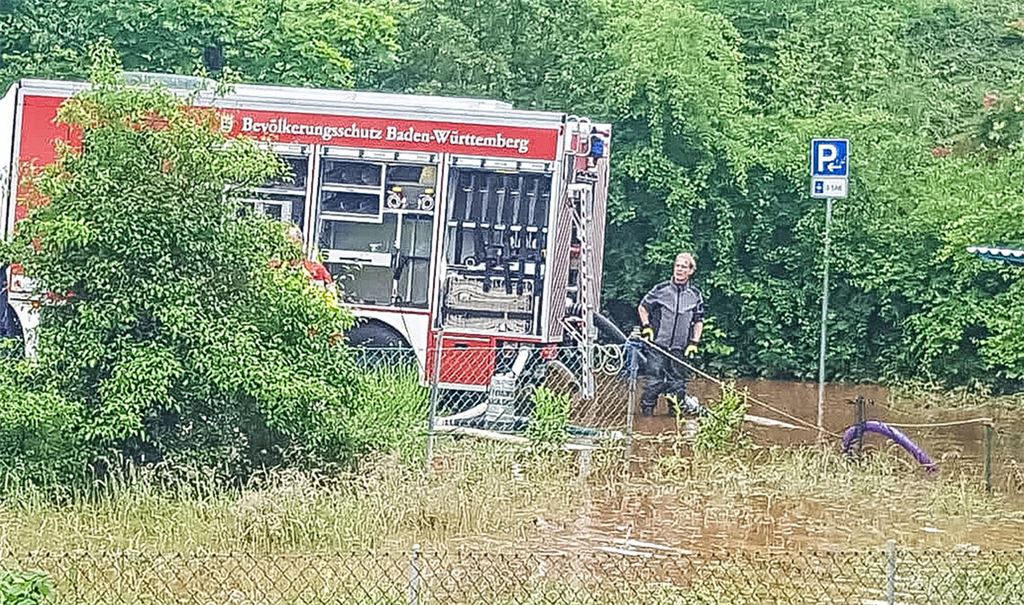 Hochwasserzug der Enzkreis-Feuerwehren hilft im Flutgebiet im Saarland