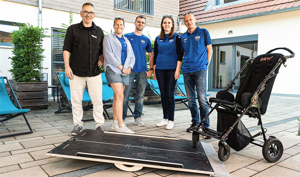 TSV spendet Wippe für Lebensweg