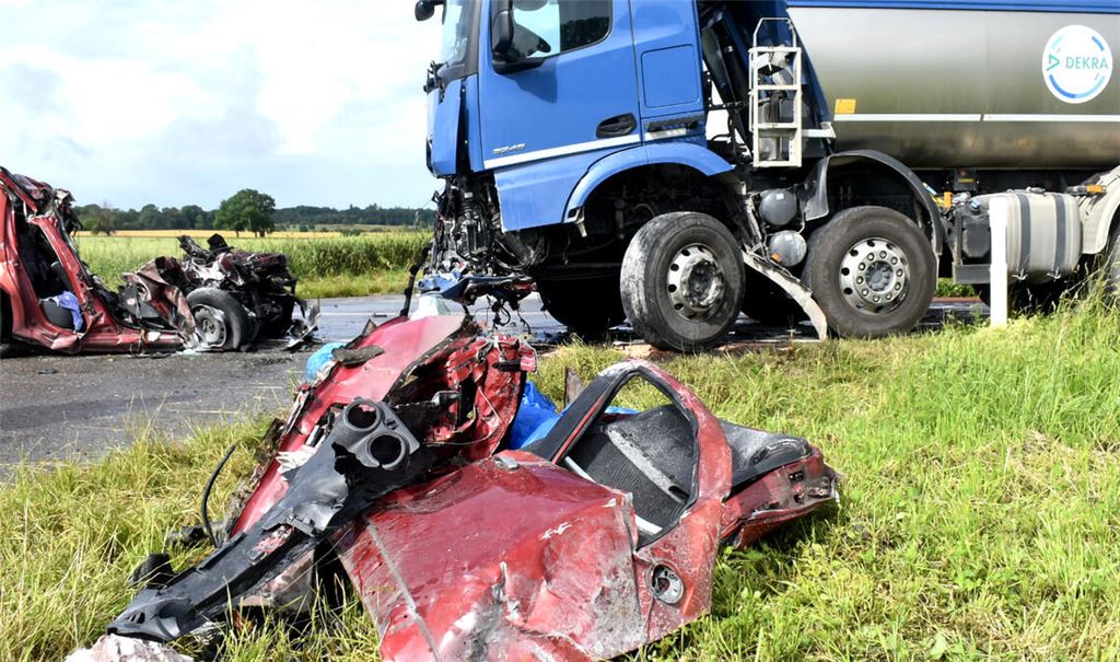 Frontal gegen Lkw: 35-Jähriger stirbt auf B294