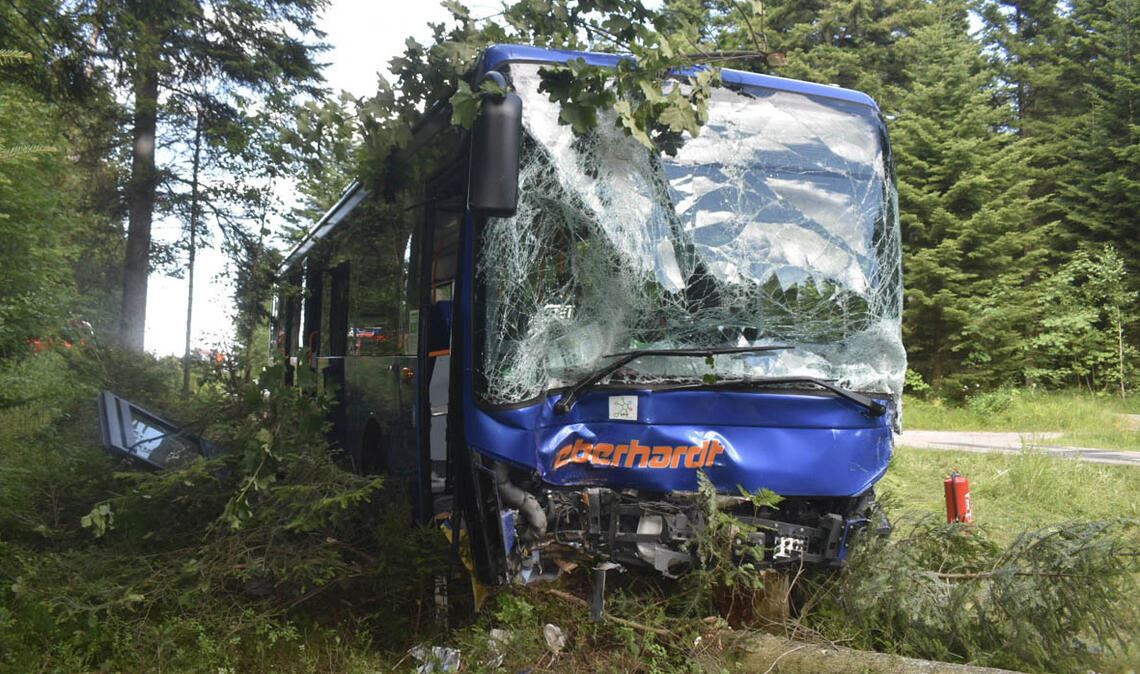 Unfall mit Linienbus fordert vier zum Teil schwer Verletzte
