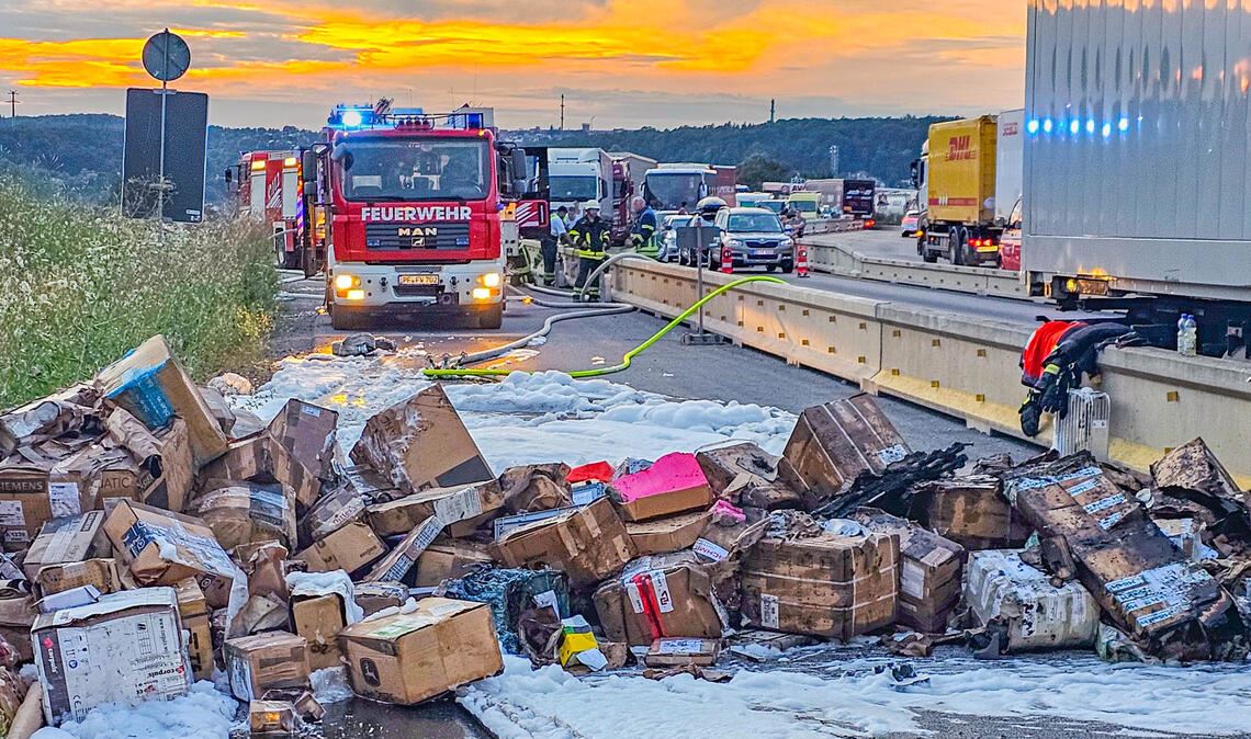 Paketfahrzeug gerät in Brand