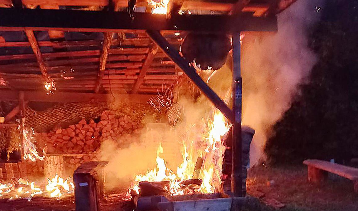 Lichterloh: Illinger Gartenhütte brennt