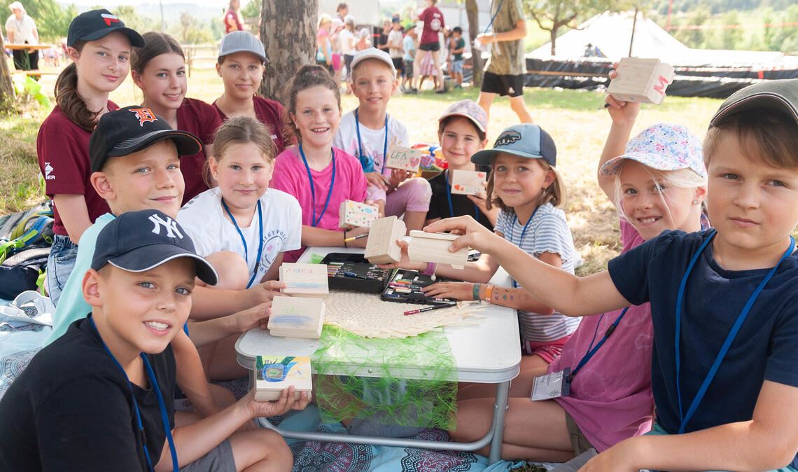 Kinder füllen ihre Schatztruhen
