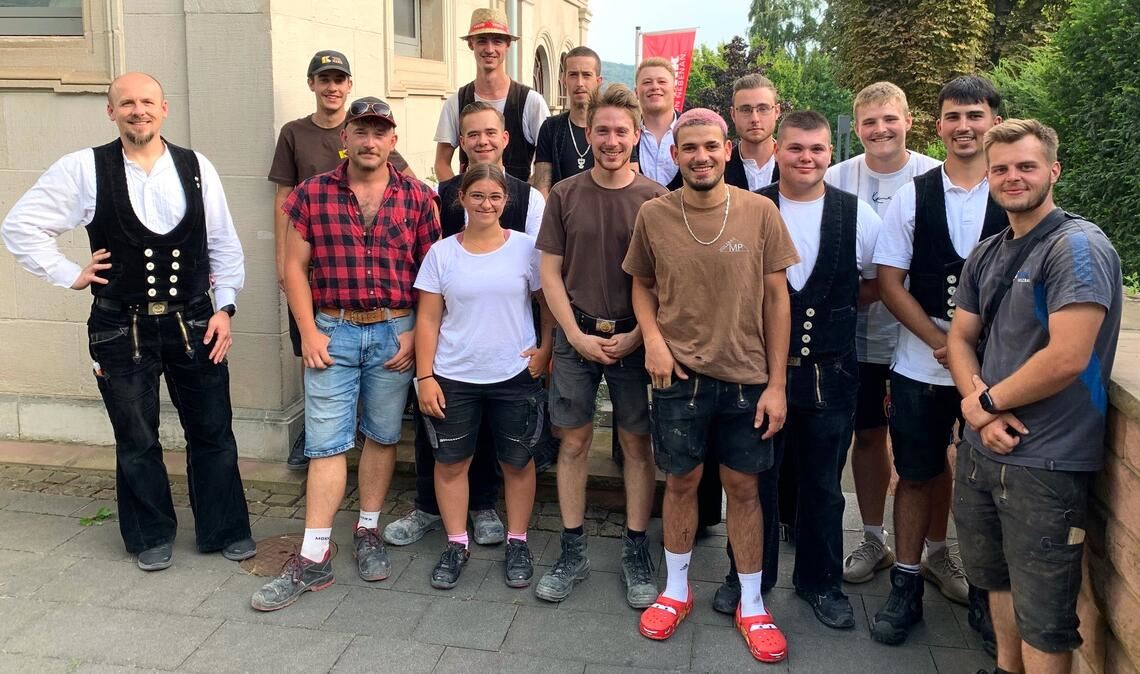Junge Frau zeigt Spitzenleistung Junge Frau zeigt Spitzenleistung