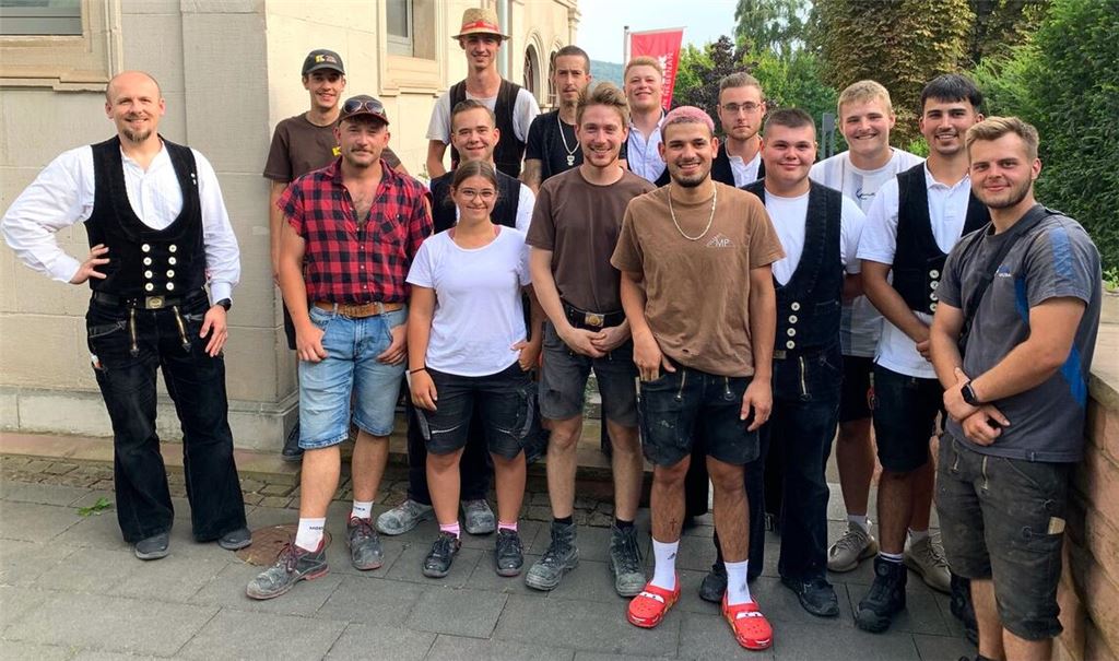 Junge Frau zeigt Spitzenleistung