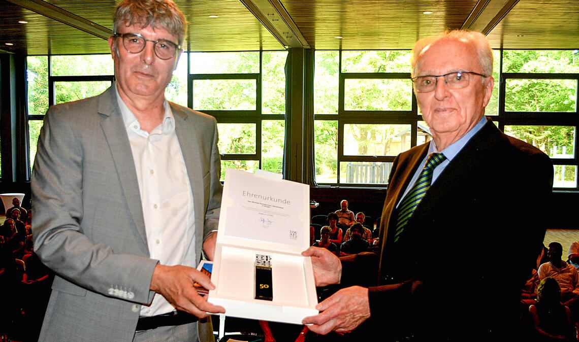 Bild aus dem Jahr 2022: Winfried Scheuermann (re.) wird von Illingens Bürgermeister Armin Pioch für 50 Jahre Einsatz im Gemeinderat geehrt. Foto: Archiv