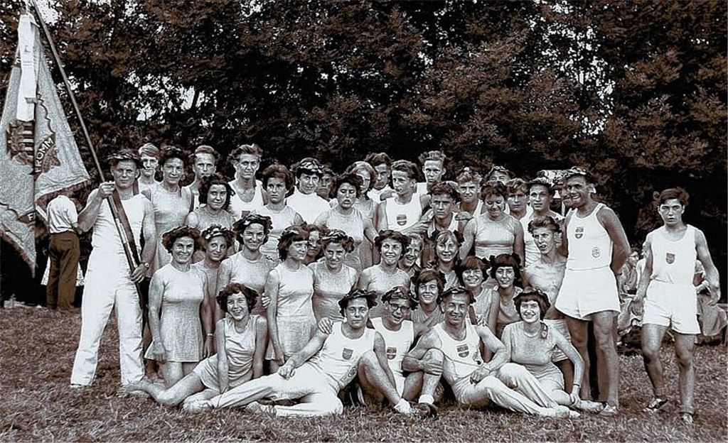 Bild aus der Historie: Die Athleten des TV Mühlacker haben sich beim Gauturnfest 1956 zum Foto gruppiert. Die Vereinsfahne stammt aus dem Jahr 1895 und ist bis heute erhalten. Fotos: Vereinsarchiv