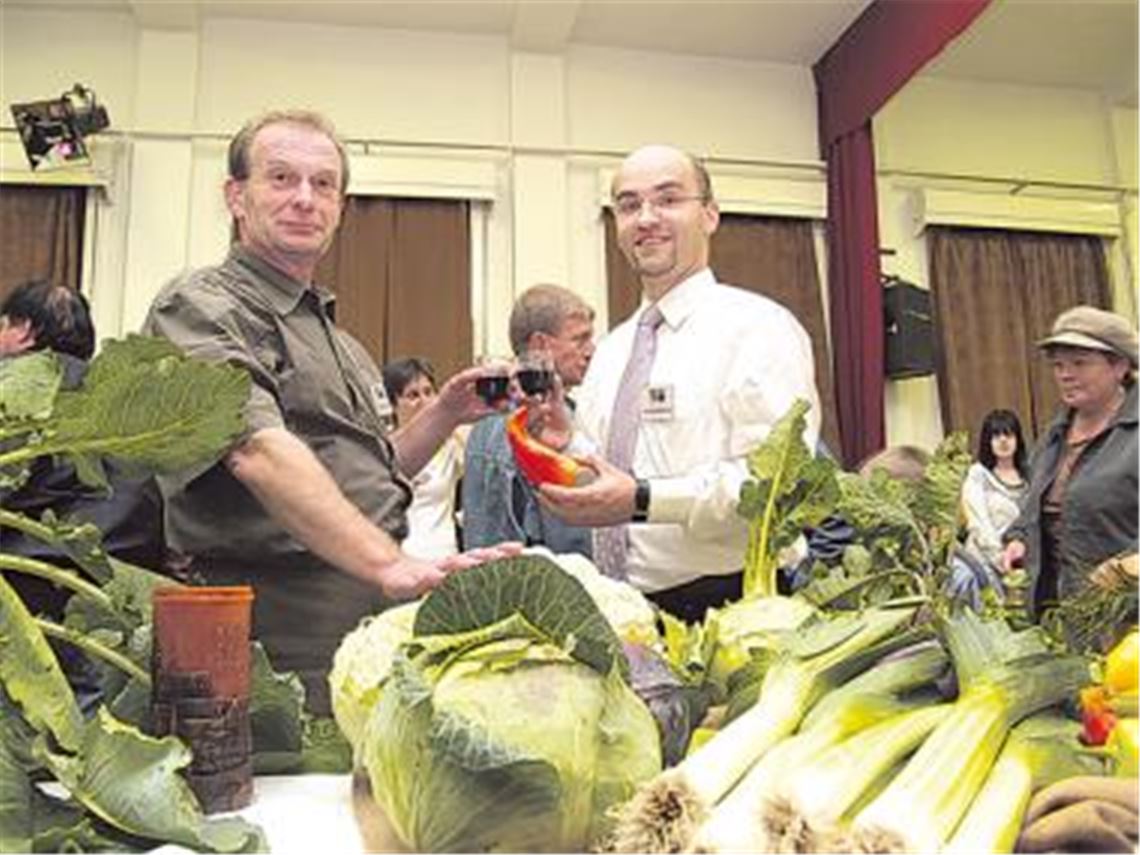 Bild aus glücklichen Tagen: Bürgermeister Harald Eiberger mit dem Vize-Bürgermeister Janos Gotsch (li.) aus Jannossomorja auf dem Kürbisfest in Ungarn, auf dem Bürger aus beiden Kommunen Kontakte geknüpft haben, die in eine offizielle Partnerschaft münden könnten. 
Archivfoto: Goertz