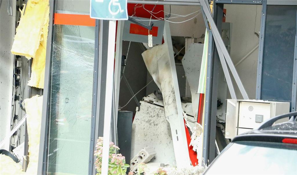 Bild der Verwüstung: Die Sparkassen-Filiale in Wiernsheim wurde am 11. November von Automaten-Sprengern heimgesucht. Vor dem Landgericht in Karlsruhe wird in diesen Tagen gegen sie verhandelt. Foto: Archiv/EinsatzReport24