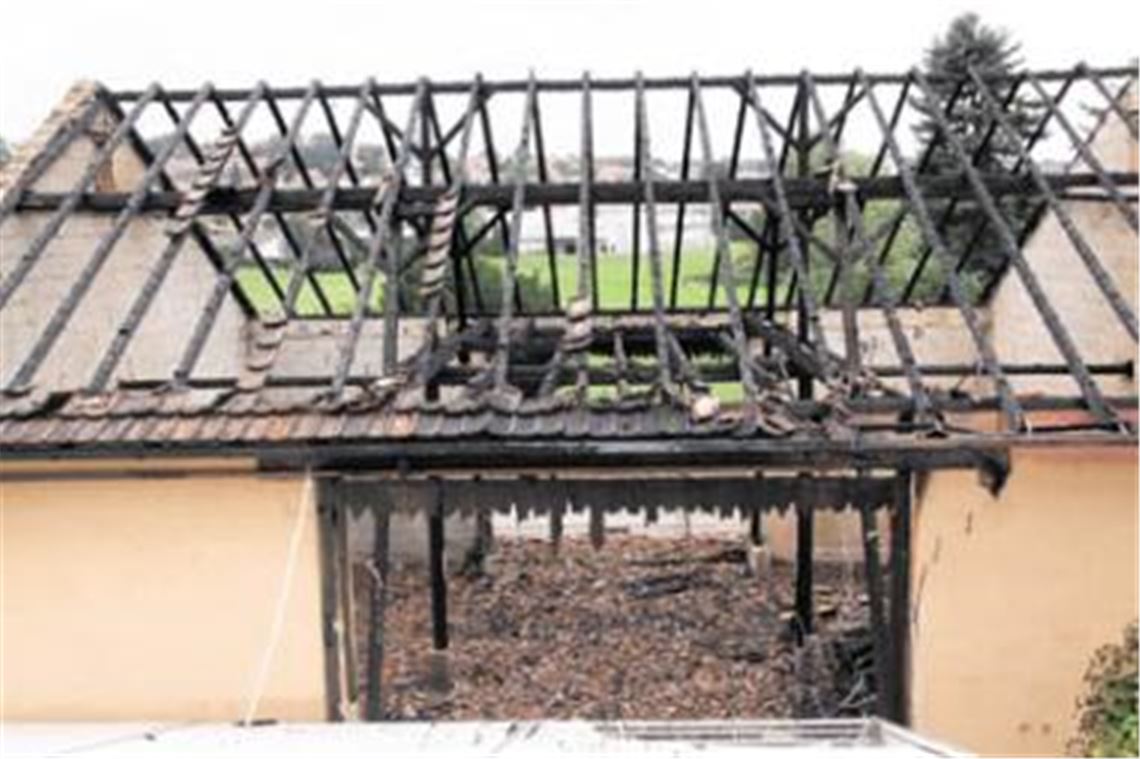 Bild der Verwüstung: Die ausgebrannte Scheune an den Lomersheimer Tennisplätzen ist aus Sicherheitsgründen gesperrt. Fotos: Goertz