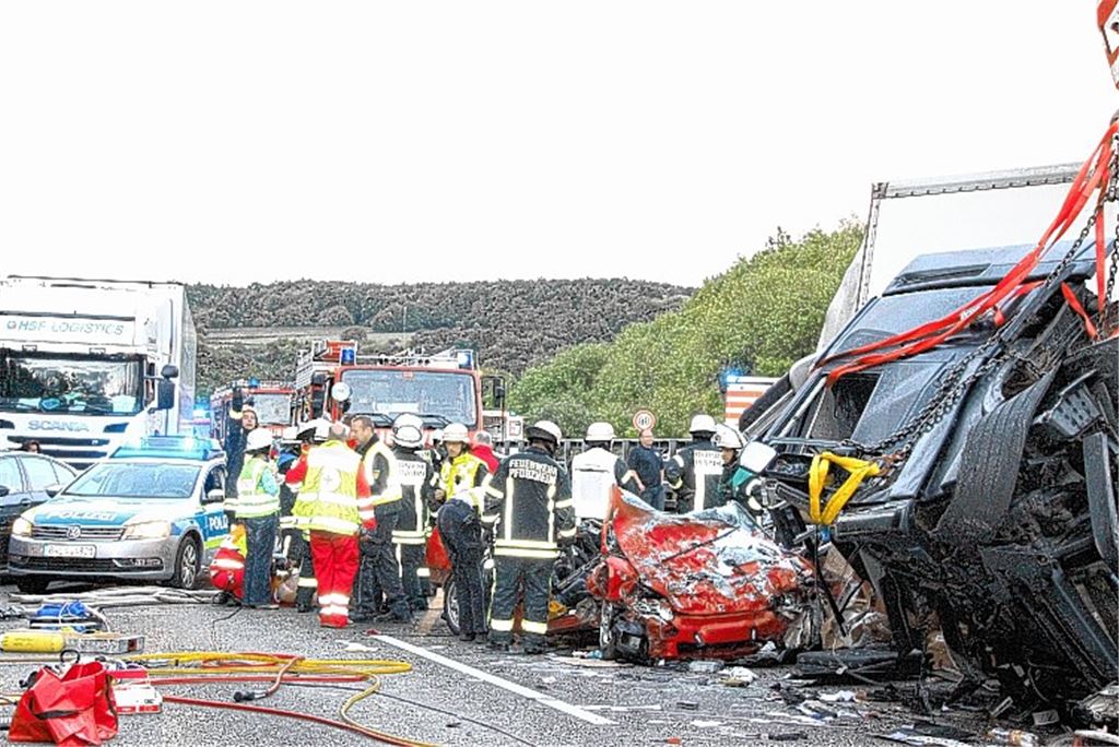 Bild der Verwüstung: die Unfallstelle auf der Autobahn am 16. Mai 2014.Archivfoto: Fix
