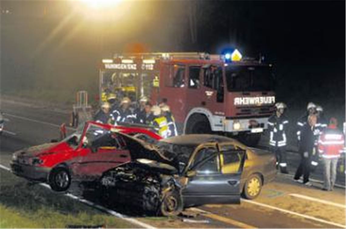Bild des Schreckens in Vaihingen: In dem roten Opel-Astra stirbt ein 19-Jähriger. Foto: Fotomoment