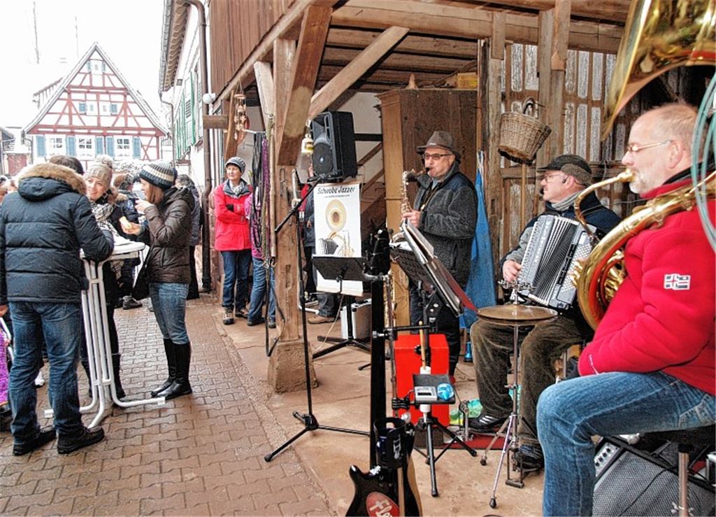 Bild links: Die Schwoba-Jazzer spielen in Schützingen. Bild rechts: Statt gegen das runde Leder zu treten, versorgen die Jugendtrainer des FVL ihre Gäste mit Bratwurst und Fleischkäse.