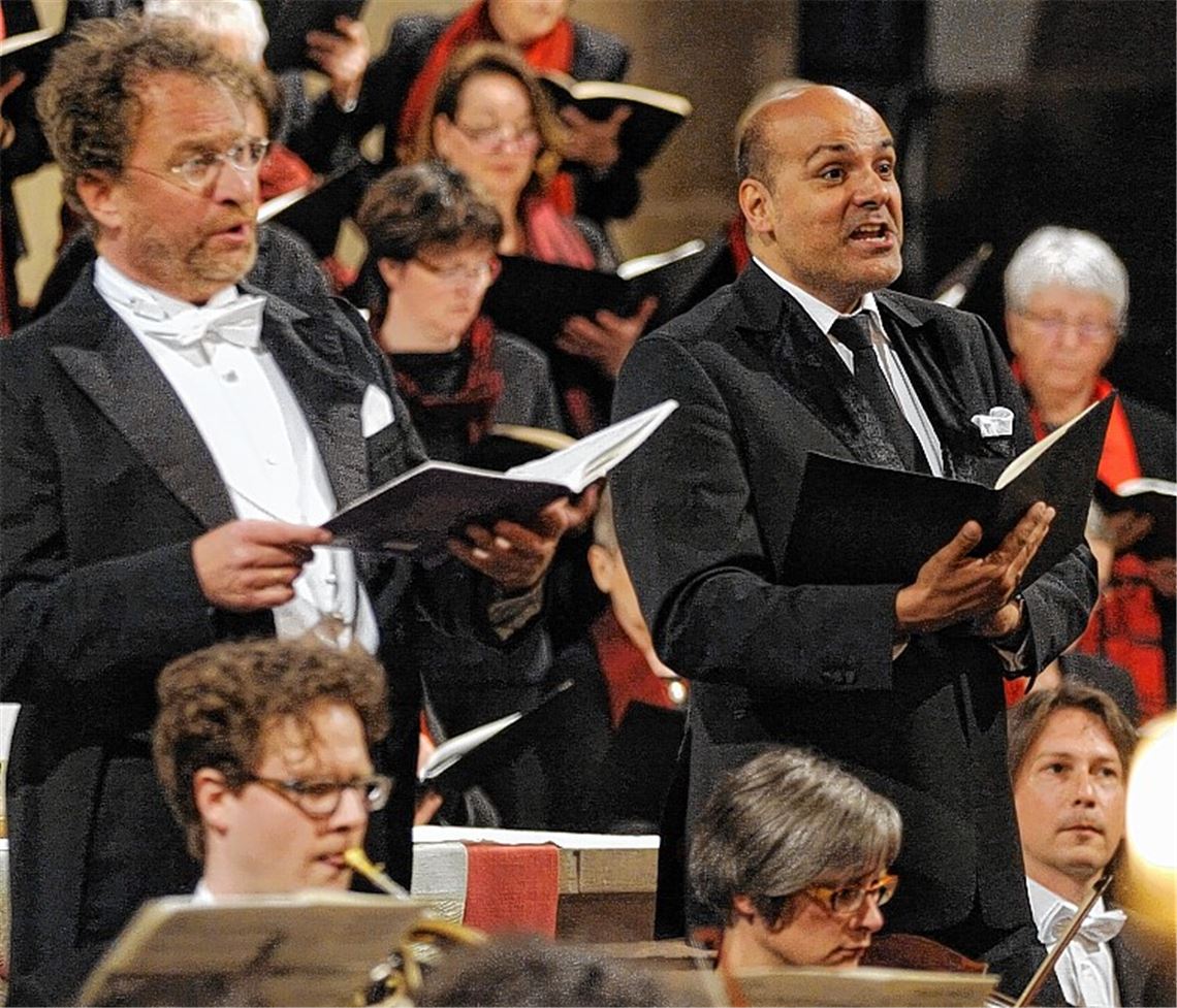 Bild links: die Solisten Wolfgang Newerla (li.) und Alexander Pfitzenmeier. Jürgen Budday dirigiert die Kantorei Maulbronn und die Hannoversche Hofkapelle.