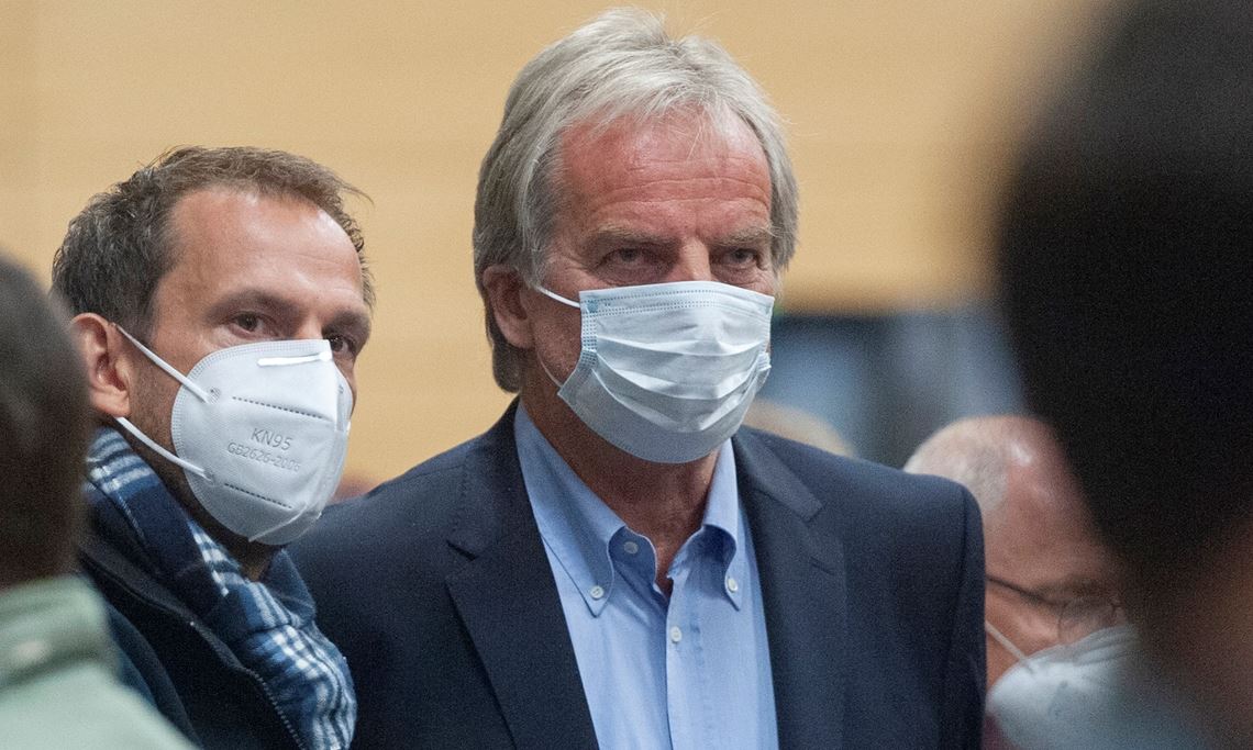 Bild vom Sonntagabend: Heinz-Peter Hopp (re.) und Landrat Bastian Rosenau warten auf das Wahlergebnis. Foto: Fotomoment