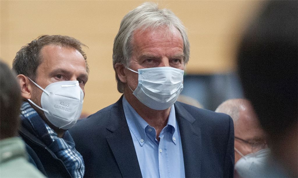 Bild vom Sonntagabend: Heinz-Peter Hopp (re.) und Landrat Bastian Rosenau warten auf das Wahlergebnis. Foto: Fotomoment