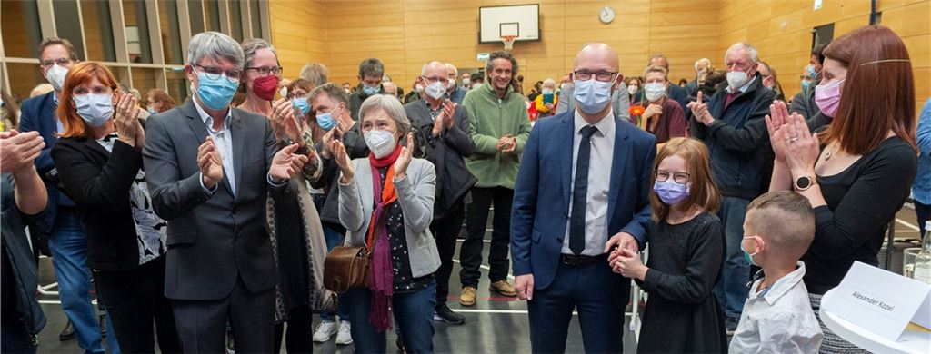 Bild vom Wahlabend: Alexander Kozel (vorne mit Krawatte) erhält Applaus. Rund drei Monate später wird er nun an selber Stelle in sein Amt eingeführt. Foto: Archiv (Fotomoment)