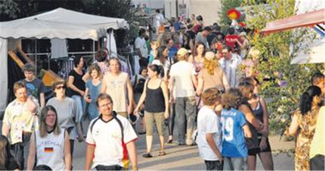 Bild vom vergangenen Jahr: Das 35. Straßenfest hatte zahlreiche Besucher nach Wiernsheim gelockt. Vor allem die Jugend strömte auf die Platte.  Foto: Stahlfeld 
