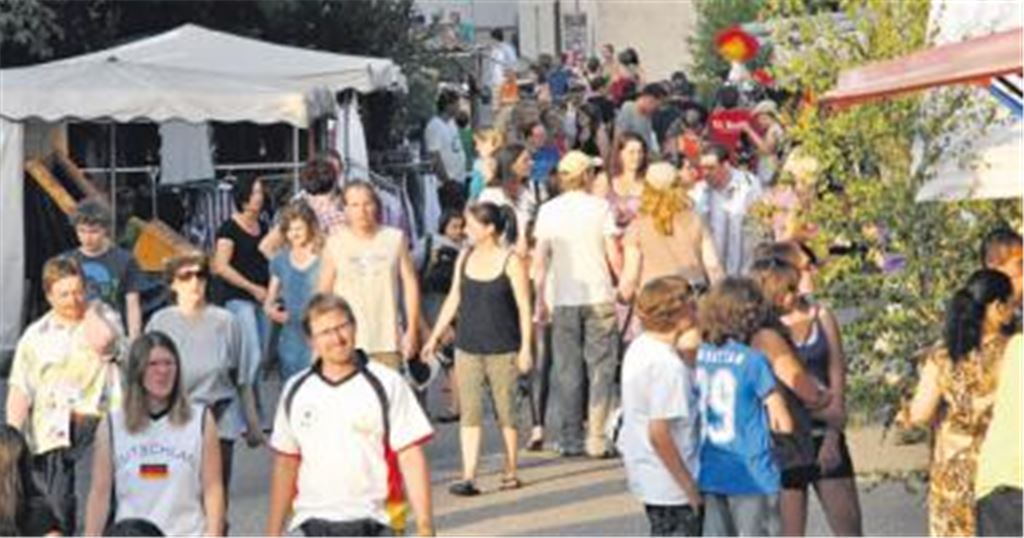 Bild vom vergangenen Jahr: Das 35. Straßenfest hatte zahlreiche Besucher nach Wiernsheim gelockt. Vor allem die Jugend strömte auf die Platte.  Foto: Stahlfeld 