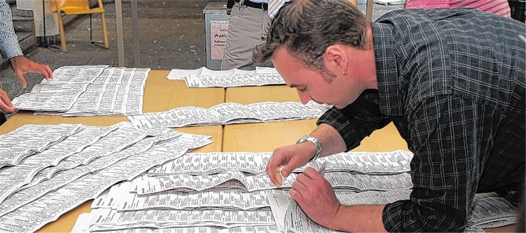 Bild von der Europawahl 2009: Sven Sauter schaut genau hin. Er und seine Wahlhelferkollegen nehmen sich die Stimmzettel vor.