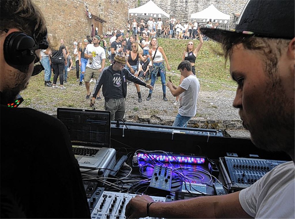 DJ-Ritter laden zum Tanz