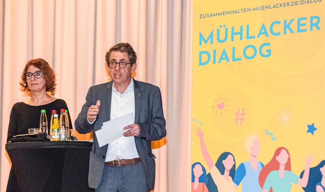 Bilden bei der Podiumsdiskussion zur Landtagswahl, die vom „Bündnis Zusammenhalten Mühlacker“ und dem Mühlacker Tagblatt als „Mühlacker Dialog“ im Uhlandbau veranstaltet wird, erneut das Moderationsduo: Stefanie Wally und Hans-Ulrich Wetzel. Foto: Archiv